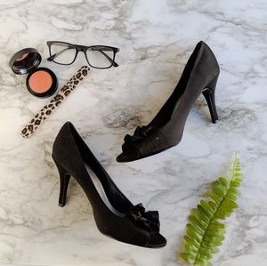 Black Jacqueline Ferrar Ruffle Accent Heels Size 9